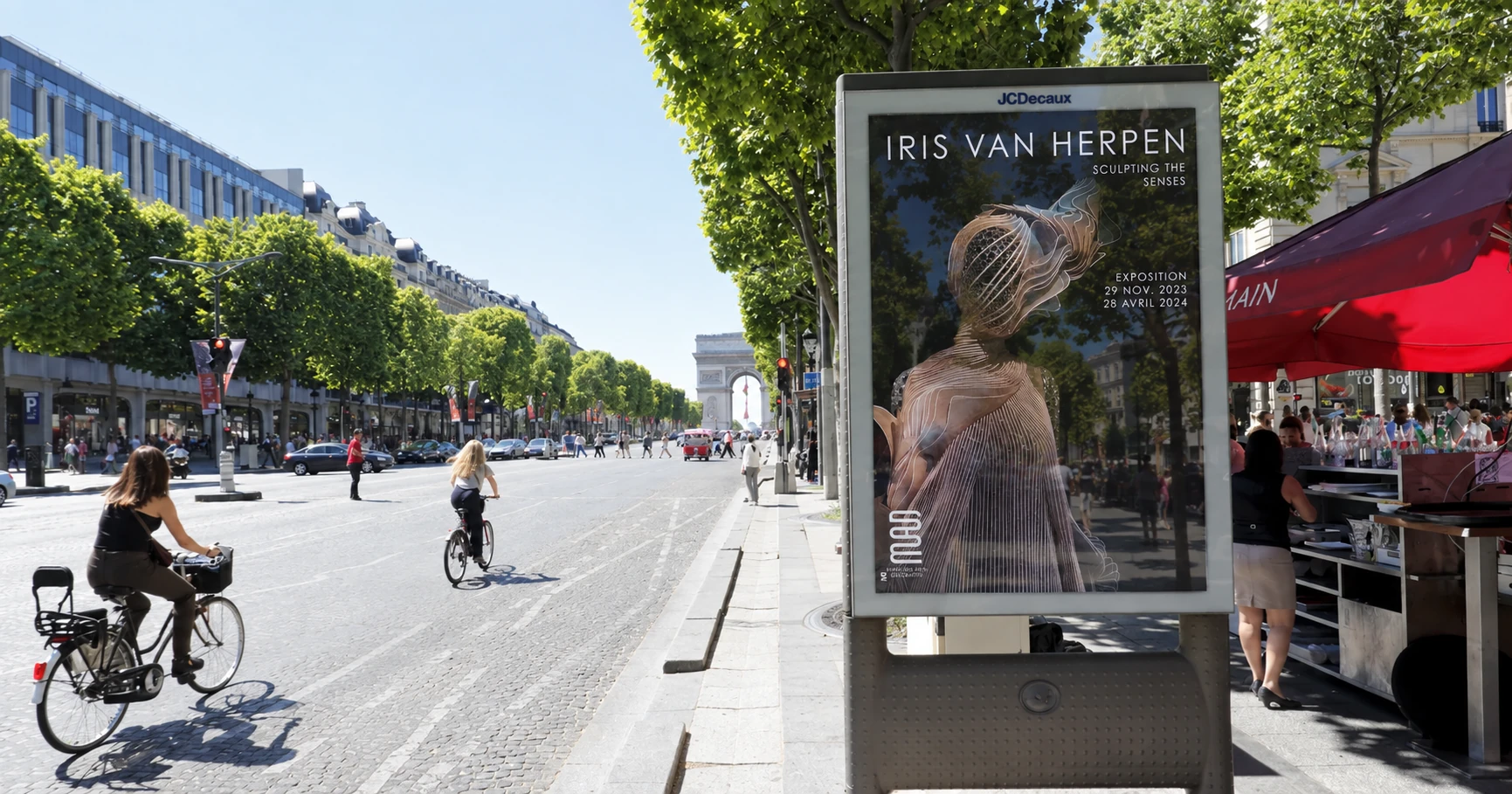 Affiche Iris van Herpen — mise en situation JCDecaux, Champs-Élysées
