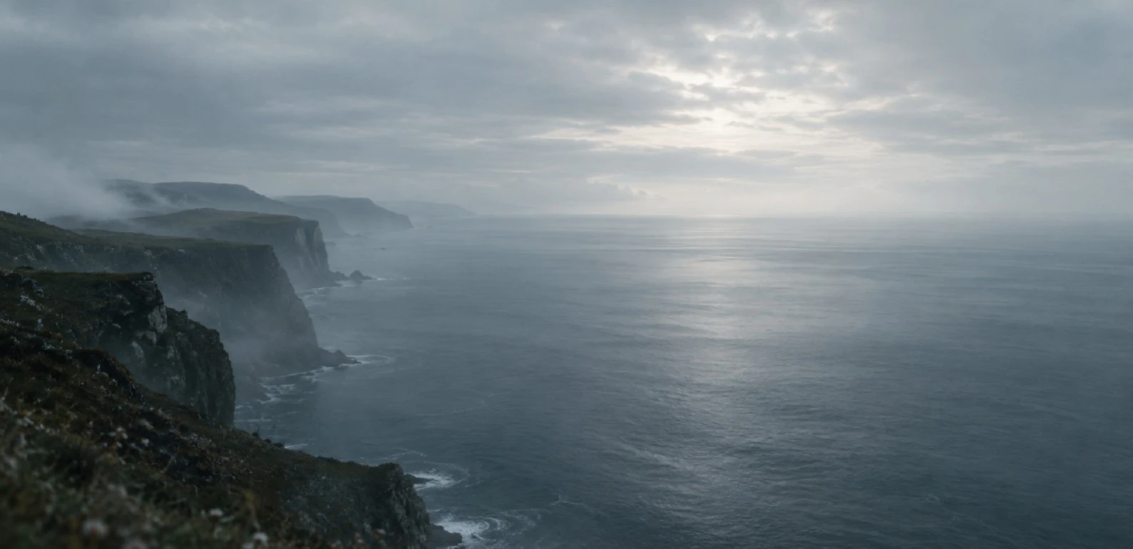 Eurykos — falaises et océan dans la brume